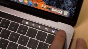 macbook-pro-with-touch-bar-13-inch-2016-30